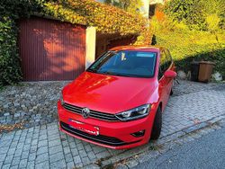 Rot Gebraucht 2016 VW Golf Sportsvan Highline Van / Kleinbus | 12.100 € (Fairer Preis)
