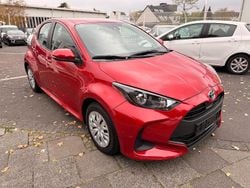 Rot Gebraucht 2022 Toyota Yaris Hybrid Business Edition Kleinwagen | 16.700 € (Guter Preis)
