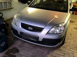 Grau Gebraucht 2009 Kia Rio Kleinwagen | 2.500 € (Etwas zu teuer)