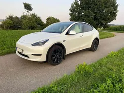 Weiß Gebraucht 2024 Tesla Model Y Long Range RWD SUV | 38.000 € (Fairer Preis)