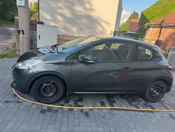 Grau Gebraucht 2012 Peugeot 208 Kleinwagen | 9.000 €