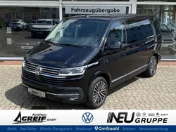 Schwarz Gebraucht 2023 VW Multivan Highline Van / Kleinbus | 65.900 €