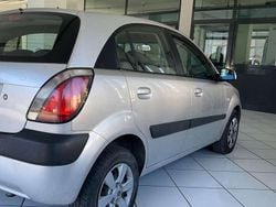 Grau Gebraucht 2007 Kia Rio Limousine | 3.900 €