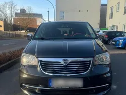 Grau Gebraucht 2013 Lancia Voyager Van / Kleinbus | 12.000 € (Fairer Preis)