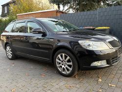 Schwarz Gebraucht 2011 Skoda Octavia Kombi | 3.800 € (Superpreis)