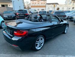 Black sapphire metallic (metallic) Gebraucht 2017 BMW 220 M Sport Cabrio | 16.650 € (Etwas zu teuer)