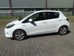 Weiß Gebraucht 2013 Toyota Yaris Hybrid Life Limousine | 8.700 € (Fairer Preis)