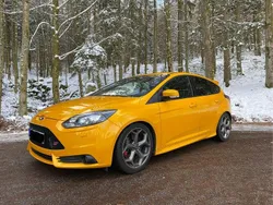 Gelb Gebraucht 2014 Ford Focus ST Limousine | 14.200 €