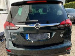Grün Gebraucht 2013 Opel Zafira Van / Kleinbus | 8.000 €