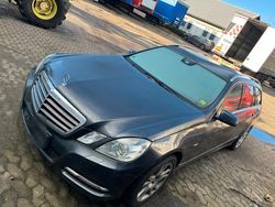 Schwarz Gebraucht 2011 Mercedes E200 Avantgarde Kombi | 5.000 €