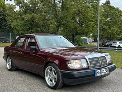 Rot Gebraucht 1986 Mercedes E260 Limousine | 6.540 €