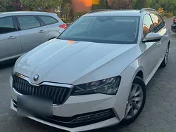 Weiß Gebraucht 2020 Skoda Superb Ambition Kombi | 17.990 € (Fairer Preis)