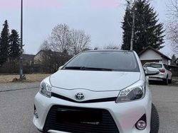 Weiß Gebraucht 2013 Toyota Yaris Hybrid Club Limousine | 10.250 € (Fairer Preis)