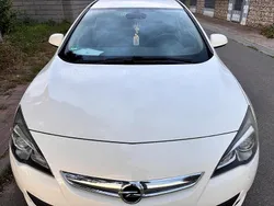 Weiß Gebraucht 2012 Opel Astra GTC Limousine | 4.500 € (Fairer Preis)