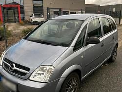 Grau Gebraucht 2005 Opel Meriva Essentia Van / Kleinbus | 2.500 € (Etwas zu teuer)