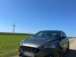 Grau Gebraucht 2019 Ford Focus ST-Line Limousine | 19.000 € (Etwas zu teuer)