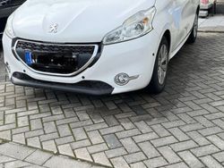 Weiß Gebraucht 2013 Peugeot 208 Active Kleinwagen | 7.050 € (Etwas zu teuer)