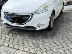 Weiß Gebraucht 2013 Peugeot 208 Active Kleinwagen | 7.250 € (Etwas zu teuer)