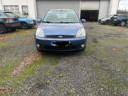 Blau Gebraucht 2005 Ford Fiesta Kleinwagen | 1.200 € (Etwas zu teuer)