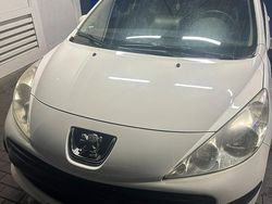 Weiß Gebraucht 2009 Peugeot 207 Limousine | 4.250 €