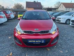 Rot Gebraucht 2014 Kia Rio Attract Limousine | 5.999 € (Fairer Preis)
