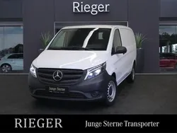 Weiß Gebraucht 2023 Mercedes Vito Van / Kleinbus | 36.533 € (Fairer Preis)