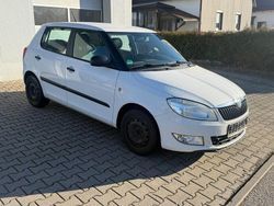Weiß Gebraucht 2012 Skoda Fabia Limousine | 3.990 € (Fairer Preis)