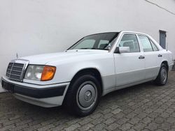 Weiss Gebraucht 1992 Mercedes E200 Limousine | 4.950 €