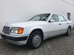 Weiss Gebraucht 1992 Mercedes E200 Limousine | 6.990 €