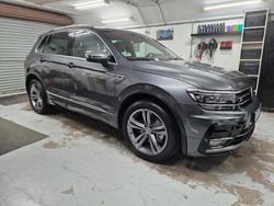 Grau Gebraucht 2018 VW Tiguan R-line SUV | 27.000 € (Fairer Preis)