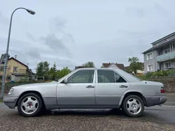 Silber Gebraucht 1993 Mercedes E300 Limousine | 4.998 €