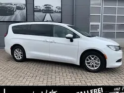 Weiß Gebraucht 2021 Chrysler Voyager Van / Kleinbus | 27.989 €