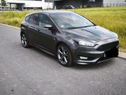 Grau Gebraucht 2018 Ford Focus ST-Line Limousine | 12.500 € (Fairer Preis)