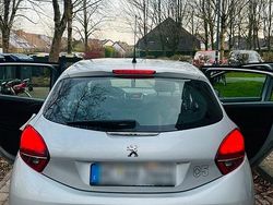 Grau Gebraucht 2016 Peugeot 208 Active Kleinwagen | 3.800 € (Fairer Preis)