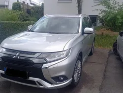 Silber Gebraucht 2021 Mitsubishi Outlander P-HEV SUV | 17.900 € (Guter Preis)