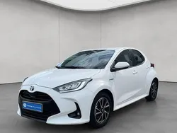 Schneeweiß Gebraucht 2021 Toyota Yaris Hybrid Club Limousine | 18.490 € (Fairer Preis)