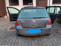 Grau Gebraucht 2001 VW Golf IV Kleinwagen | 700 € (Guter Preis)