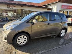 Greyish brown mica metallic Gebraucht 2015 Toyota Verso-S Comfort Van / Kleinbus | 8.950 €