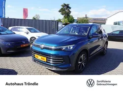Blau Gebraucht 2024 VW Tiguan Elegance SUV | 47.980 €