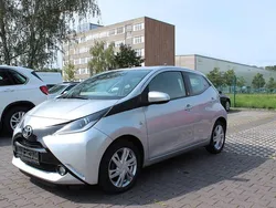 Silber Gebraucht 2018 Toyota Aygo X-play Kleinwagen | 8.800 € (Guter Preis)