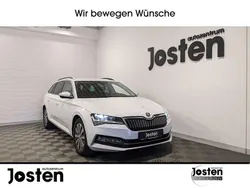 Weiß (moonweiss metallic) Gebraucht 2022 Skoda Superb Ambition Kombi | 24.880 € (Fairer Preis)
