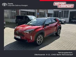 Karminarot metallic, dach schwarz Gebraucht 2022 Toyota Yaris Hybrid Elegant | 30.750 €