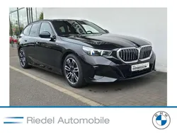 Saphirschwarz metallic Gebraucht 2024 BMW 520 M Sport Kombi | 49.990 € (Superpreis)