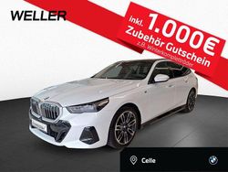 Mineralweiß (weiß) Gebraucht 2024 BMW 540 Comfort Edition Kombi | 61.350 €