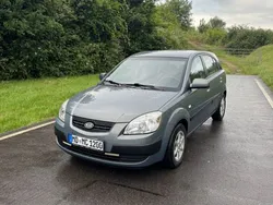 Grau Gebraucht 2005 Kia Rio Basis Limousine | 2.000 € (Fairer Preis)