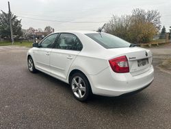 Weiß Gebraucht 2012 Skoda Rapid Limousine | 3.790 € (Guter Preis)