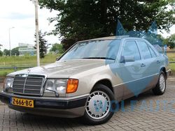 Grau Gebraucht 1990 Mercedes E260 Limousine | 8.500 €