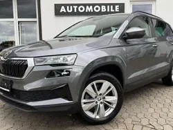 Graphitegrau metallic Gebraucht 2024 Skoda Karoq Selection SUV | 30.479 € (Guter Preis)