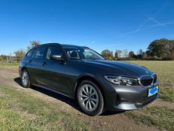 Grau Gebraucht 2022 BMW 318 Advantage Kombi | 25.700 € (Fairer Preis)