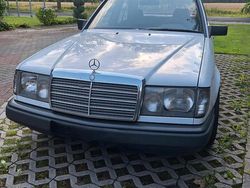 Weiß Gebraucht 1986 Mercedes E230 Limousine | 9.000 €